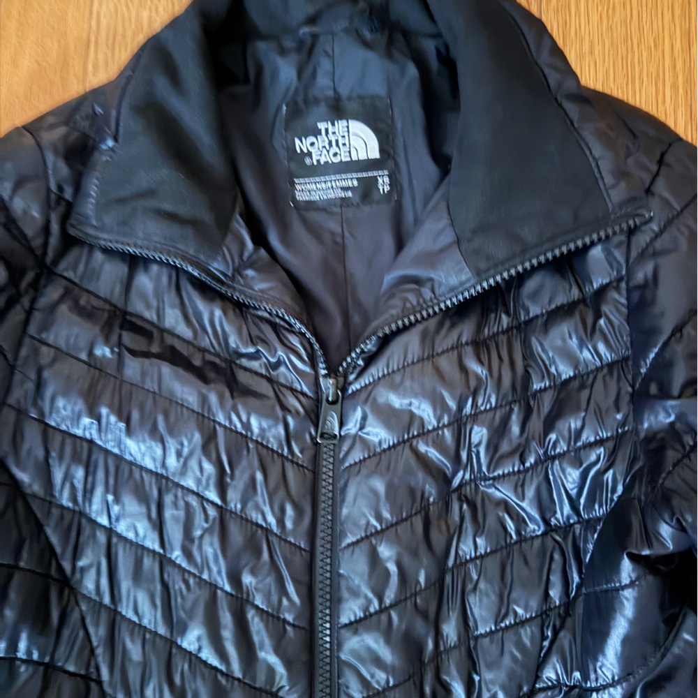 The North Face Women's Black Puffer Jacket - Picture 2 of 4
